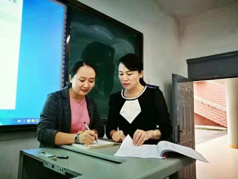 黄艳华老师(左)与督导员交流上课心得