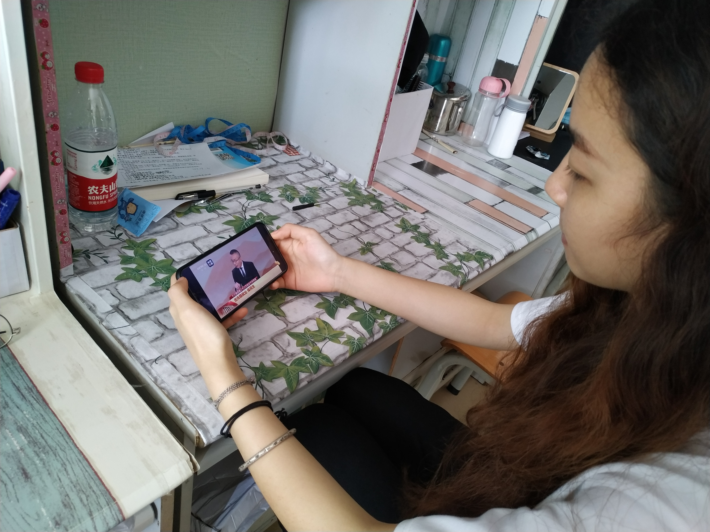 我校青年学子观看两会开幕式直播并热议会议内容