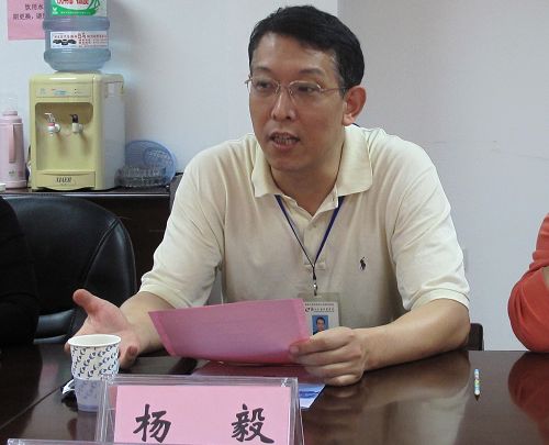 杨毅副院长介绍我院情况广西东方外语职业学院参观我院实训基地