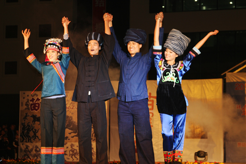 演绎苗族服饰风情,促进民族文化繁荣——艺术设计系在