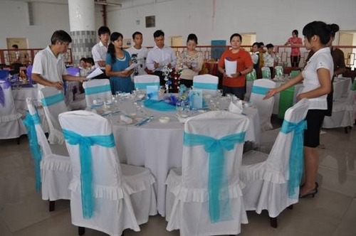 我院举行酒店服务技能--菜单设计和主题宴会台