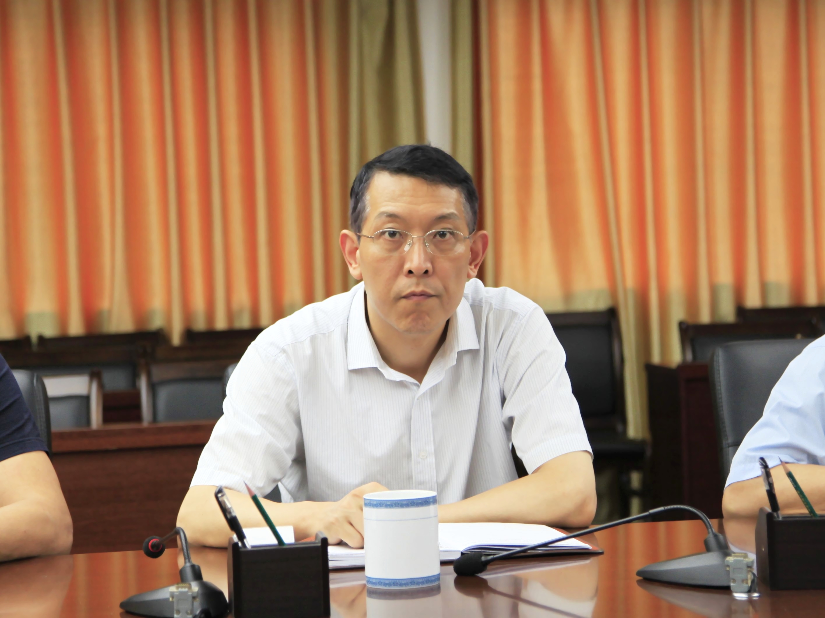 副院长杨毅参加会议
