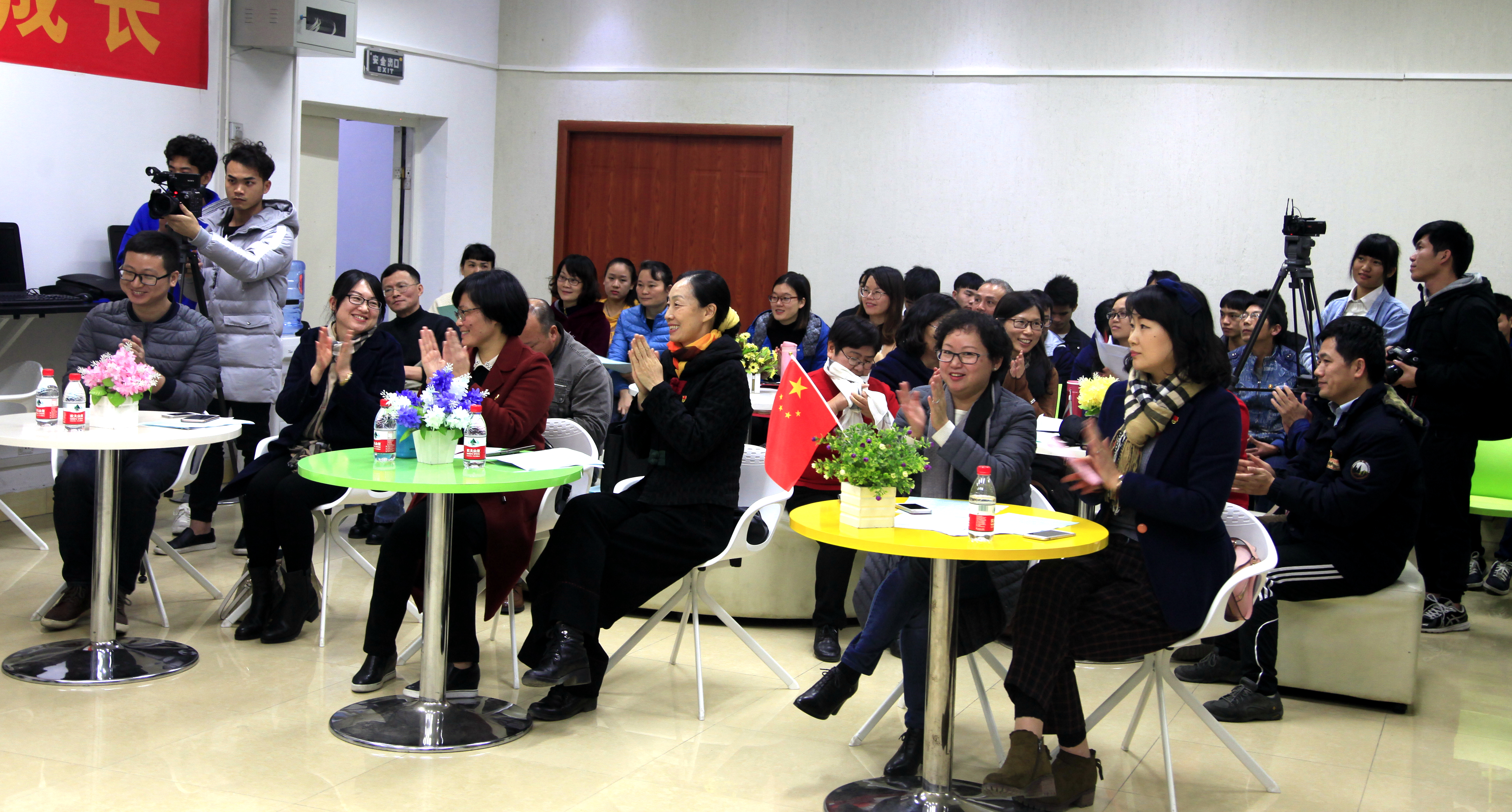 歌颂丰功伟绩 凝聚筑梦力量--我校60余名师生齐诵伟人毛泽东诗词