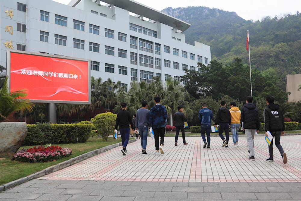 校领导率队检查新学期教学工作