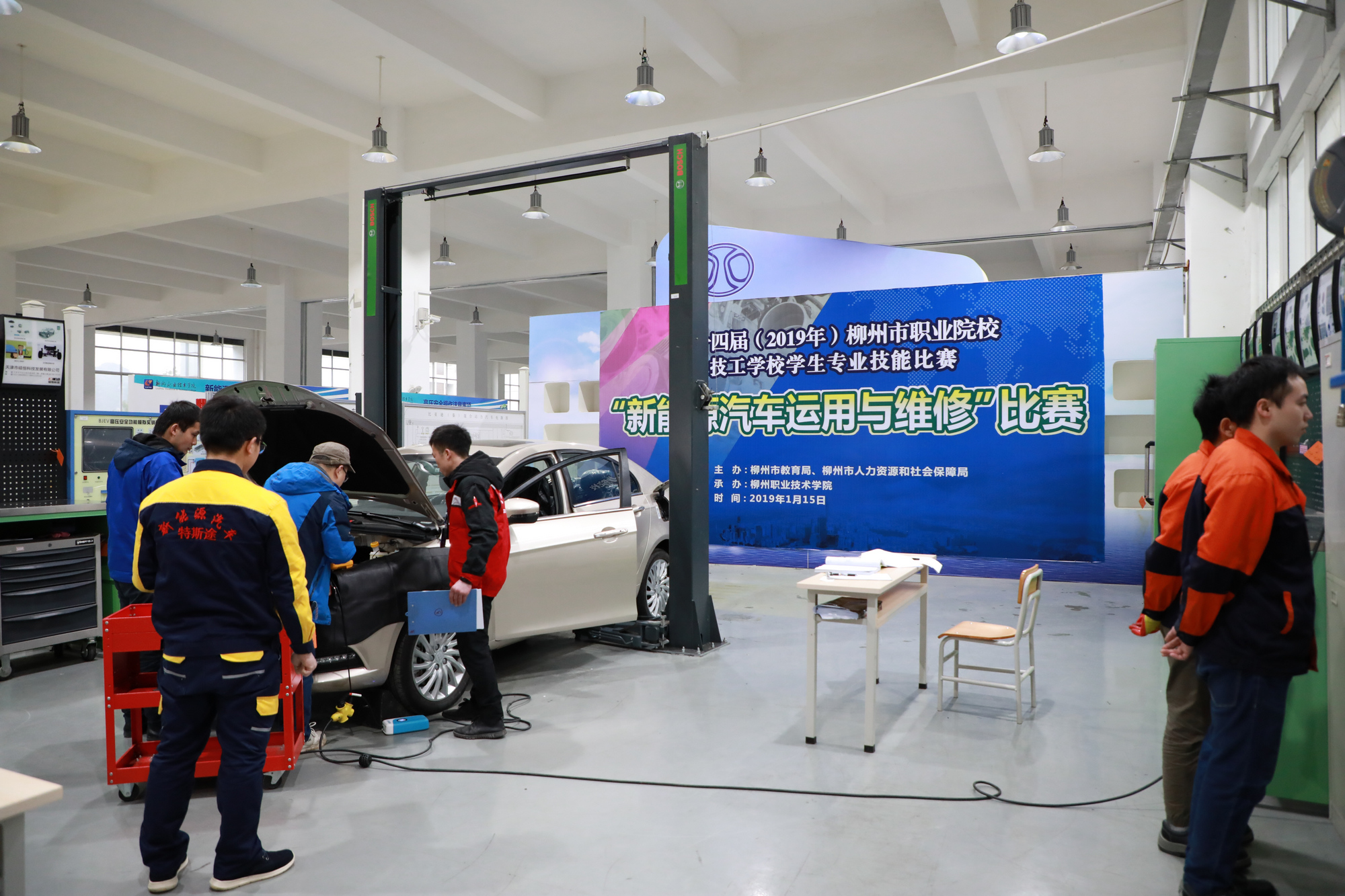 《新能源汽车运用与维修》赛项比赛现场