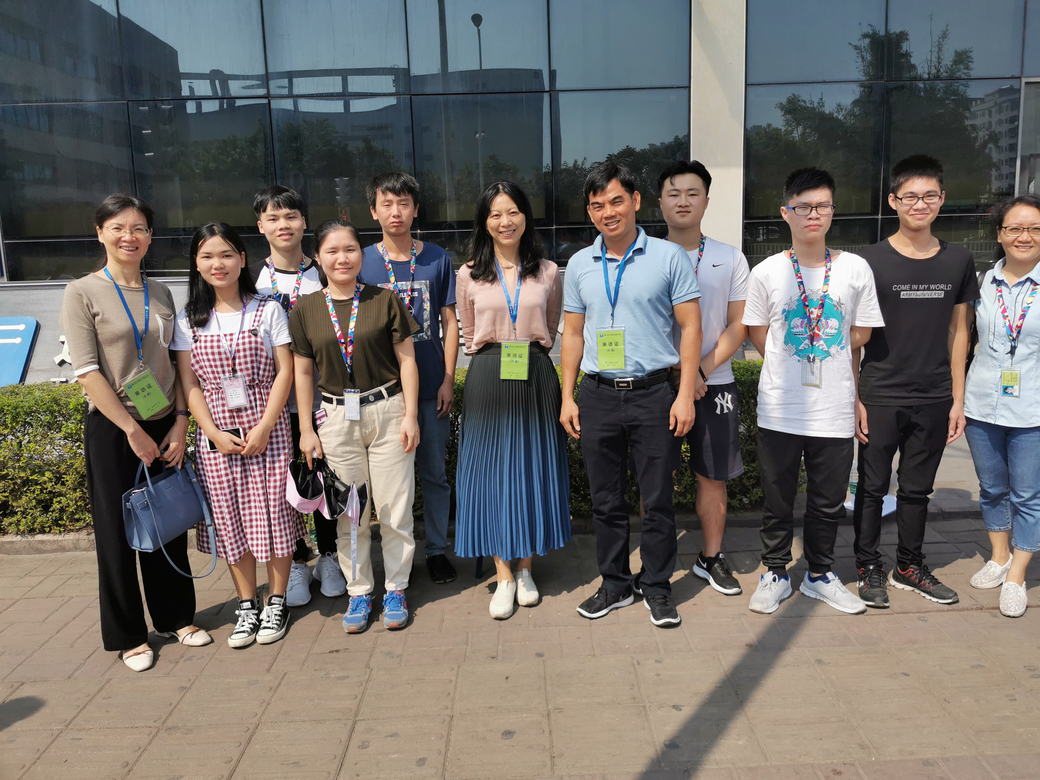 在tcl通力电子(惠州)有限公司与实习学生合影