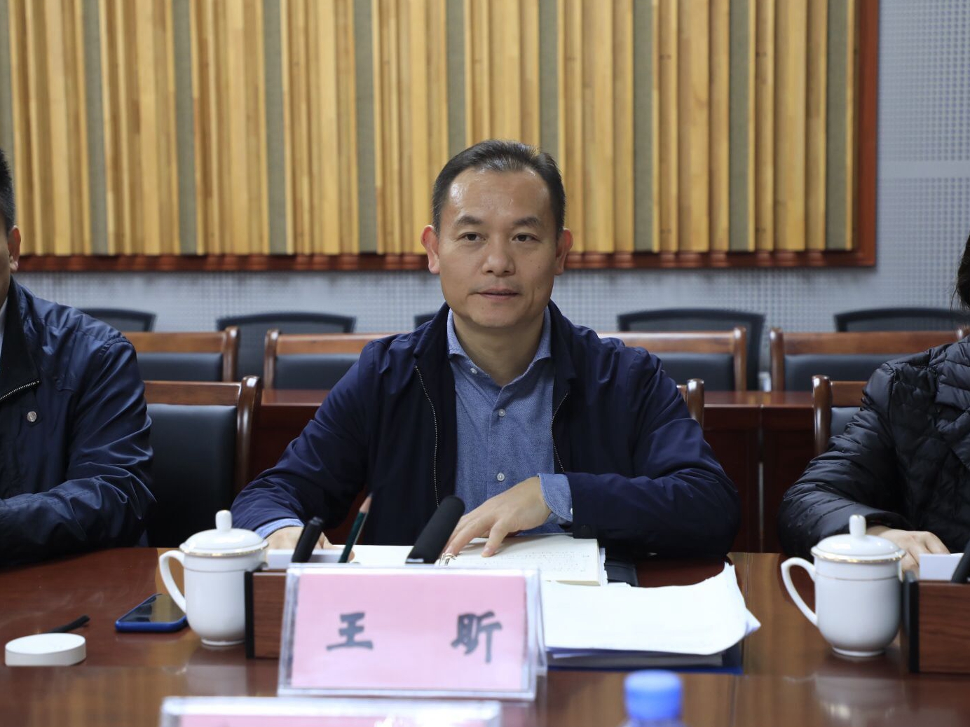 柳州市发改委主任王昕出席座谈会柳州市发改委副主任韦柳红出席座谈会