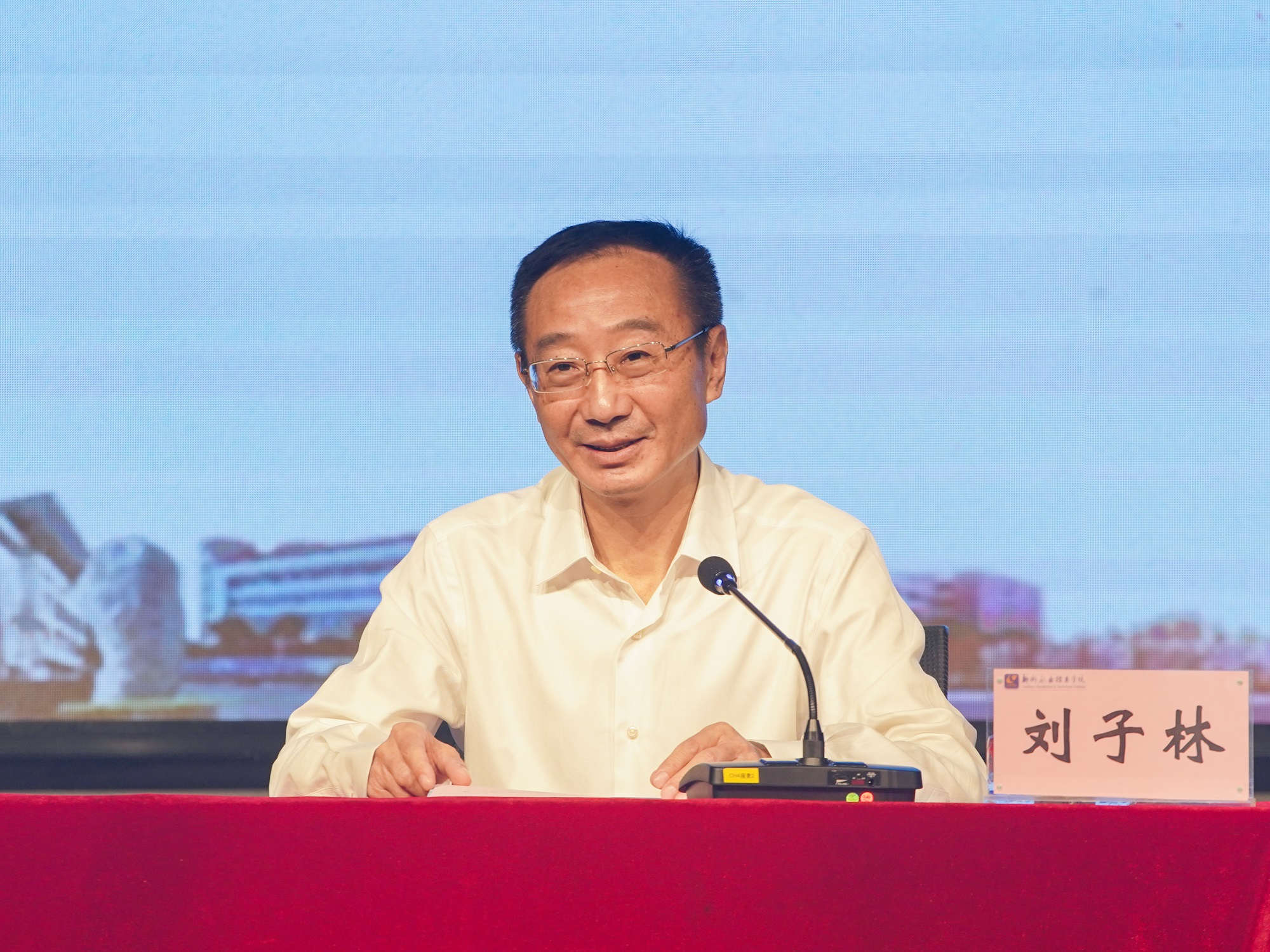 我校顺利举办2022年新入校教职工培训开班式及首场培训