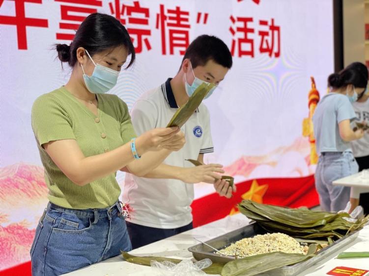 【喜迎二十大】永利官网举办“喜迎二十大 民族团结一家亲”暨第五届柳职·东吴物业端午“享”棕情活动